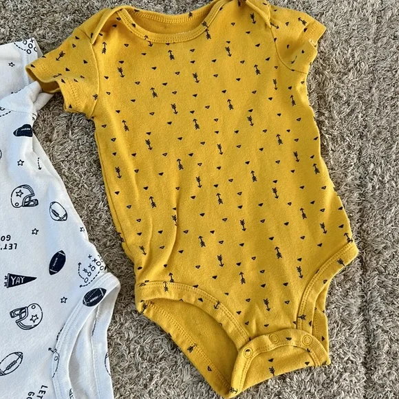 9 month onsies - Picture 3 of 4